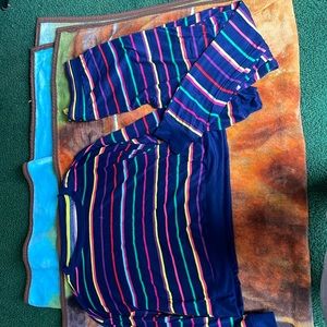 I am selling pajamas.  They have only been worn once .they r a size small.